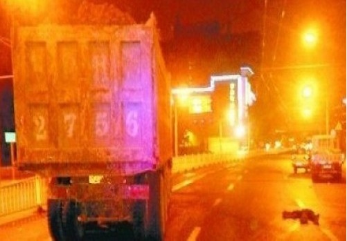 交警清理内脏草率 社会道德受谴责(图)