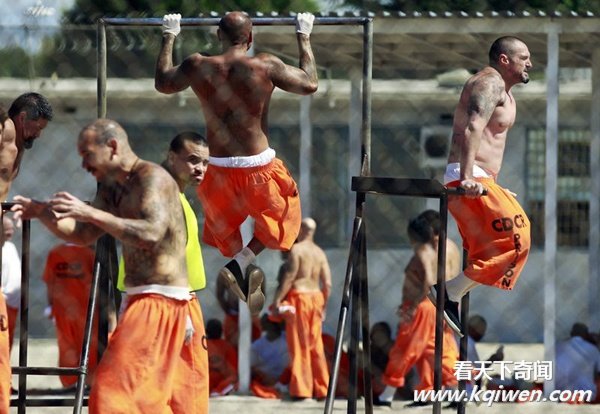 探秘不堪重负的美国加州监狱