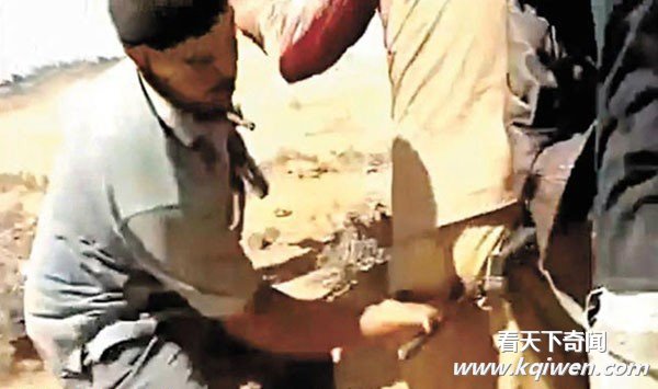曝光卡扎菲被捕时遭鸡奸 军刀从后插下体残虐(组图)